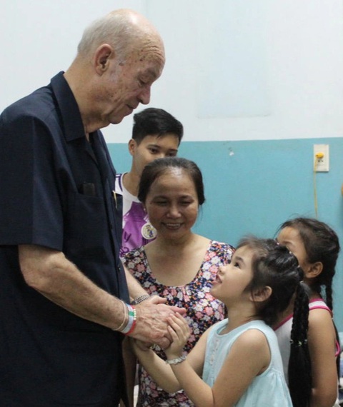 Vĩnh biệt ông Kutin, cha đẻ của làng trẻ em SOS Việt Nam- Ảnh 6. Ông Helmut Kutin bên những đứa trẻ trong Làng trẻ em SOS Gò Vấp - Ảnh: MAI DUY