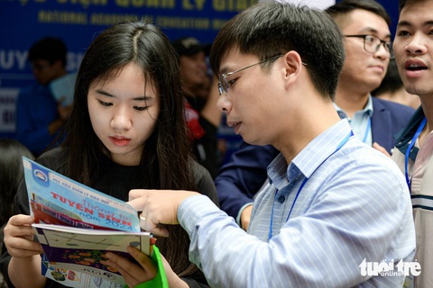 Nhiều trường đại học công bố điểm chuẩn học bạ, từ 6 điểm/môn trúng tuyển- Ảnh 1. Học sinh tham dự Ngày hội tư vấn tuyển sinh - hướng nghiệp năm 2024 do báo Tuổi Trẻ phối hợp các đơn vị tổ chức - Ảnh: NAM TRẦN
