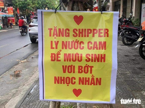 Đà Nẵng dễ thương với nước cam, nước suối mời người bán vé số, xe ôm ngày nắng nóng- Ảnh 7. Những tấm bảng ấm lòng giữa ngày hè Đà Nẵng