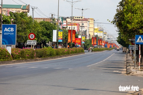 Quang cảnh đường phố Đông Hà trong nắng nóng kỷ lục 44 độ C- Ảnh 1. Quốc lộ 1 qua TP Đông Hà vắng vẻ lúc 13h50 chiều 29-4 - Ảnh: HOÀNG TÁO