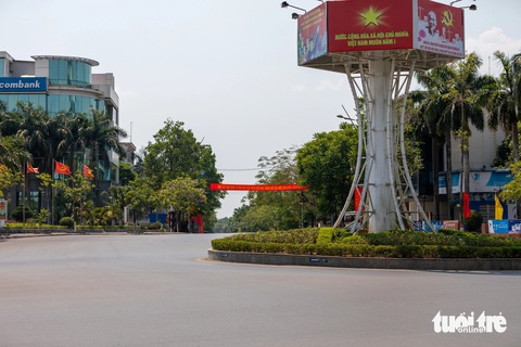 Quang cảnh đường phố Đông Hà trong nắng nóng kỷ lục 44 độ C- Ảnh 2. Giao lộ Hùng Vương - Trần Hưng Đạo - Lê Quý Đôn có thời điểm không một bóng người - Ảnh: HOÀNG TÁO