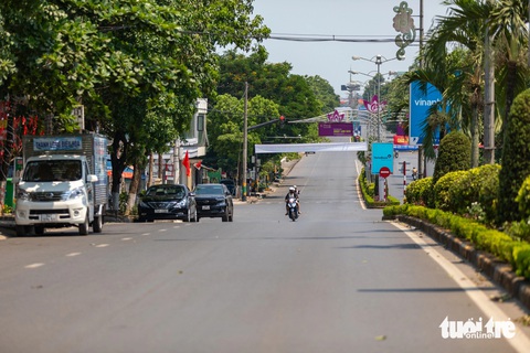 Quang cảnh đường phố Đông Hà trong nắng nóng kỷ lục 44 độ C- Ảnh 5. Trục đường Hùng Vương ở trung tâm vắng người qua lại - Ảnh: HOÀNG TÁO