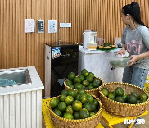 Đà Nẵng dễ thương với nước cam, nước suối mời người bán vé số, xe ôm ngày nắng nóng- Ảnh 9. Mỗi ngày chị Hà gửi tặng 60 ly nước cam tươi đến người qua đường