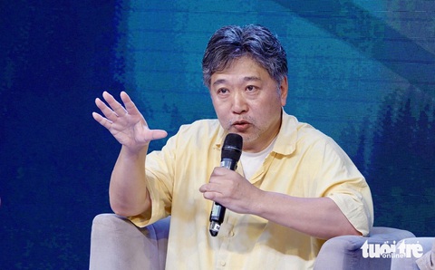 Đạo diễn huyền thoại Hirokazu Kore-eda là tên tuổi lớn nhất của điện ảnh thế giới tham dự HIFF lần đầu tiên - Ảnh: T.T.D. Đạo diễn huyền thoại Hirokazu Kore-eda vừa tham dự Liên hoan phim Quốc tế TP.HCM (HIFF) lần đầu tiên tại Việt Nam - Ảnh: T.T.D.