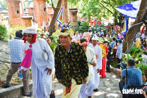 Đông đảo khách hành hương về tham dự lễ hội - Ảnh: TRẦN HOÀI Đông đảo khách hành hương về tham dự lễ hội Tháp Bà Ponagar - Ảnh: TRẦN HOÀI