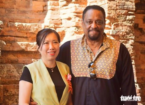 Thứ trưởng Bộ Ngoại giao Lê Thị Thu Hằng tham dự lễ hội cùng huyền thoại nhạc Jazz Chico Freeman - Ảnh: TRẦN HOÀI Thứ trưởng Bộ Ngoại giao Lê Thị Thu Hằng tham dự lễ hội Tháp Bà Ponagar cùng huyền thoại nhạc Jazz Chico Freeman - Ảnh: TRẦN HOÀI