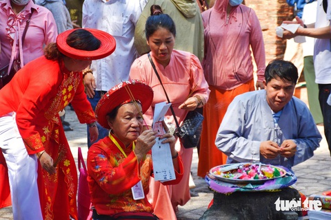 Các tín đồ đến hành lễ, dâng hương đến bà mẹ xứ sở - Ảnh: TRẦN HOÀI Các tín đồ đến hành lễ, dâng hương đến bà mẹ xứ sở - Ảnh: TRẦN HOÀI