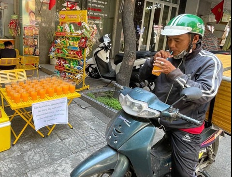 Đà Nẵng dễ thương với nước cam, nước suối mời người bán vé số, xe ôm ngày nắng nóng- Ảnh 4. Một người chở hàng ghé uống nước cam miễn phí