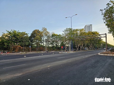 Sẽ thông xe nút giao Mai Chí Thọ - D1, TP Thủ Đức vào ngày 30-4- Ảnh 1. Khu vực nút giao đường Mai Chí Thọ - D1 được dọn dẹp, lắp biển báo... chuẩn bị thông xe vào ngày 30-4 - Ảnh: THU DUNG