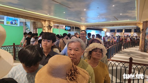 Bất chấp nắng nóng gay gắt, du khách đổ về Hòn Thơm đông nghịt- Ảnh 1. Du khách chen nhau xếp hàng từ rất sớm để lên cáp treo - Ảnh: BỬU ĐẤU