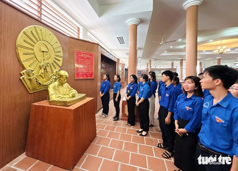 Thế hệ trẻ Phú Yên tham quan nơi trưng bày tượng, hiện vật của Tổng bí thư Trần Phú và gia đình tại di tích quốc gia Thành An Thổ - Ảnh: TRẦN QUỚI Thế hệ trẻ Phú Yên tham quan nơi trưng bày tượng, hiện vật của Tổng bí thư Trần Phú và gia đình tại di tích quốc gia thành An Thổ - Ảnh: TRẦN QUỚI