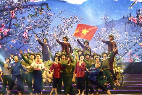 Chương trình nghệ thuật Bản hùng ca vang mãi với sự tham gia biểu diễn của nhiều văn nghệ sĩ - Ảnh: BTC Chương trình nghệ thuật Bản hùng ca vang mãi với sự tham gia biểu diễn của nhiều văn nghệ sĩ - Ảnh: BTC