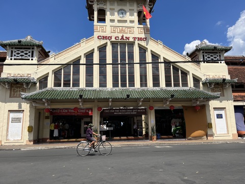 Nhiều điểm du lịch ở Cần Thơ mất khách do nắng nóng- Ảnh 1. Một số gian hàng ở chợ cổ Cần Thơ dùng màn để che cái nắng gay gắt những ngày qua - Ảnh: LAN NGỌC