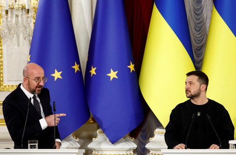 Nga tấn công Ukraine giúp EU mở rộng về phía đông- Ảnh 1. Chủ tịch Hội đồng châu Âu Charles Michel và Tổng thống Ukraine Volodymyr Zelensky trong cuộc họp báo chung ở Kiev (Ukraine) tháng 11-2023 - Ảnh: REUTERS