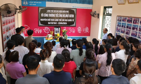 Vĩnh biệt ông Kutin, cha đẻ của làng trẻ em SOS Việt Nam- Ảnh 2. Làng trẻ em SOS Điện Biên Phủ tổ chức lễ tưởng niệm ông Helmut Kutin, người đã trực tiếp vận động kinh phí xây dựng nên ngôi làng này - Ảnh: Làng trẻ em SOS Việt Nam