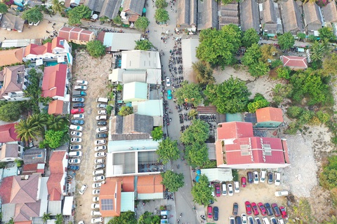 'Biển người' tứ phía ùn ùn vào phố cổ Hội An, bãi biển đông nghẹt người- Ảnh 4. Các bãi xe và đường vào bãi biển An Bàng đông nghẹt xe, người - Ảnh: B.D.