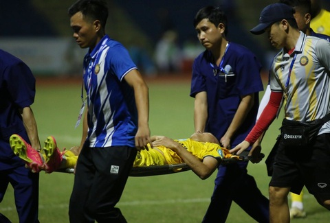 Doãn Ngọc Tân ngất xỉu, cầu thủ và khán giả Thanh Hóa hốt hoảng- Ảnh 1. Doãn Ngọc Tân bất tỉnh được đưa ra khỏi sân - Ảnh: MINH ĐỨC