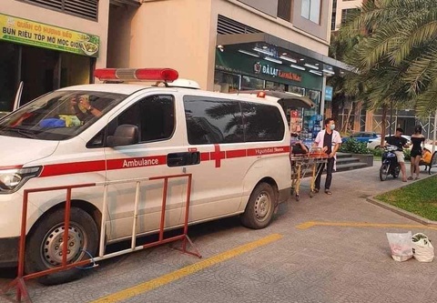 Vì sao bảo vệ chung cư ở Hà Nội khóa bánh xe cứu thương?- Ảnh 1. Hình ảnh xe cứu thương bị khóa bánh vào chiều 29-4 - Ảnh: D.V.