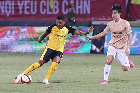 CLB của Quang Hải thắng đội huyền thoại Rivaldo- Ảnh 5. Cựu tiền vệ Man Utd Kleberson (áo vàng) có pha bóng thử tài thủ môn Nguyễn Filip - Ảnh: HOÀNG TÙNG