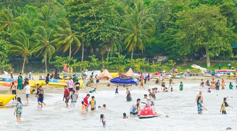 Du khách đến Hà Tiên chằm lá dừa, câu cá và ngồi vỏ lãi ngắm vẻ đẹp đầm Đông Hồ- Ảnh 3. Khách du lịch tắm biển Mũi Nai, TP Hà Tiên - Ảnh: C.CÔNG