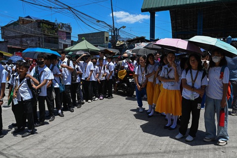 Philippines đóng tiếp cửa trường học, Lào xem xét cho học sinh nghỉ vì nắng nóng- Ảnh 4. Thời tiết nắng nóng trong những tuần qua đã ảnh hưởng nghiêm trọng đến chất lượng dạy và học tại các trường học ở Philippines - Ảnh: JAM STA ROSA/GETTY IMAGES
