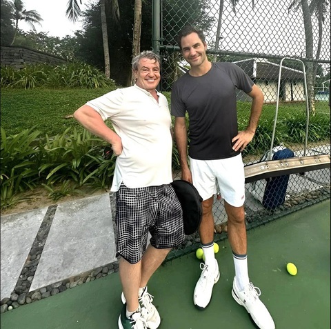 Roger Federer nghỉ dưỡng ở resort nào tại Quảng Nam?- Ảnh 1. Huyền thoại quần vợt Roger Federer (phải) đang ở Việt Nam và chụp ảnh lưu niệm với một số người hâm mộ - Ảnh: FBNV