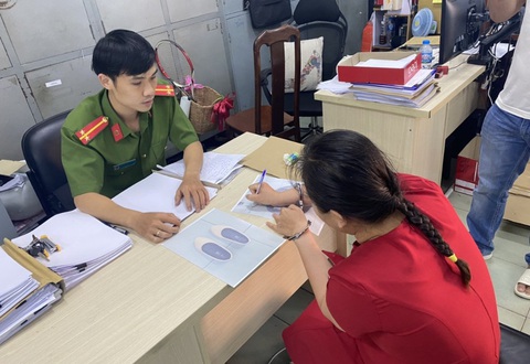 Làm quen phụ nữ ngồi một mình trong bệnh viện, cho uống thuốc an thần rồi cướp tài sản- Ảnh 1. Huỳnh Ngọc Trâm tại cơ quan công an - Ảnh: C.A.