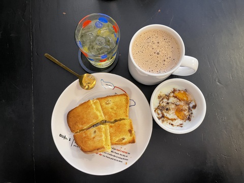 Combo gồm kaya toast và trà sữa ô long nóng tại một quán cà phê ở quận Tân Bình, TP.HCM - Ảnh: NGỌC ĐÔNG Combo gồm kaya toast và trà sữa ô long nóng tại một quán cà phê ở quận Tân Bình, TP.HCM - Ảnh: NGỌC ĐÔNG