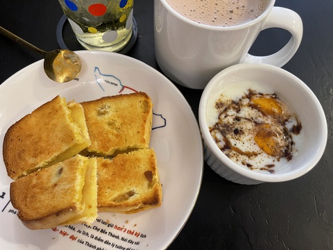 Bánh mì sandwich nướng giòn kẹp mứt kaya ngọt được chấm cùng trứng và nước tương tạo nên hương vị độc đáo cho kaya toast, món ăn sáng được nhiều người Singapore ưa chuộng - Ảnh: NGỌC ĐÔNG Bánh mì sandwich nướng giòn kẹp mứt kaya ngọt được chấm cùng trứng và nước tương tạo nên hương vị độc đáo cho kaya toast, món ăn sáng được nhiều người Singapore ưa chuộng - Ảnh: NGỌC ĐÔNG