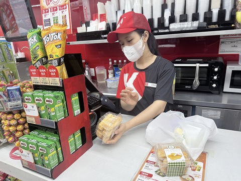Sinh viên bám trụ Hà Nội làm thêm vì lương dịp lễ gấp 3 lần- Ảnh 1. Nhiều sinh viên tự nguyện đăng ký đi làm thêm vì lương tăng gấp đôi, gấp ba lần ngày thường - Ảnh: PHƯƠNG HOÀI