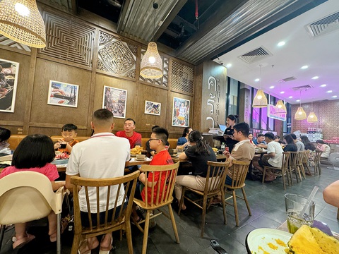 Sinh viên bám trụ Hà Nội làm thêm vì lương dịp lễ gấp 3 lần- Ảnh 3. Hàng quán đông đúc khách trong dịp nghỉ lễ - Ảnh: PHƯƠNG HOÀI