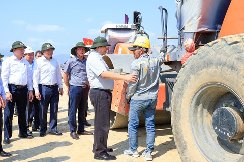 Sát lễ, Thủ tướng đi kiểm tra hiện trường, đốc thúc nhiều dự án cao tốc trọng điểm- Ảnh 5. Sát lễ, Thủ tướng đi kiểm tra hiện trường, đốc thúc nhiều dự án cao tốc trọng điểm- Ảnh 5.