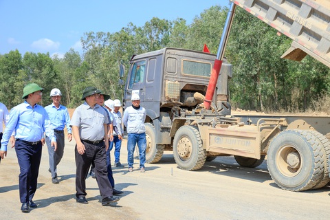 Sát lễ, Thủ tướng đi kiểm tra hiện trường, đốc thúc nhiều dự án cao tốc trọng điểm- Ảnh 2. Thủ tướng Phạm Minh Chính và đoàn công tác đi kiểm tra hiện trường - Ảnh: VGP