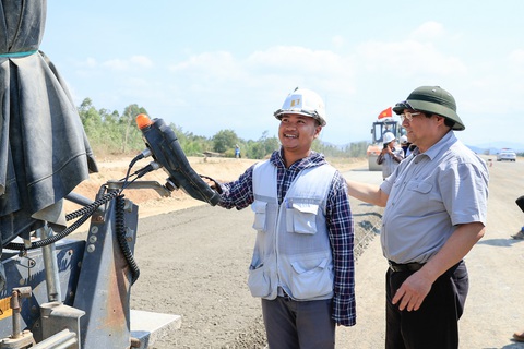 Sát lễ, Thủ tướng đi kiểm tra hiện trường, đốc thúc nhiều dự án cao tốc trọng điểm- Ảnh 7. Thủ tướng biểu dương Ban Quản lý dự án, các nhà thầu đã chủ động, tích cực triển khai dự án, ngày càng có thêm kinh nghiệm từ các dự án trước - Ảnh: VGP