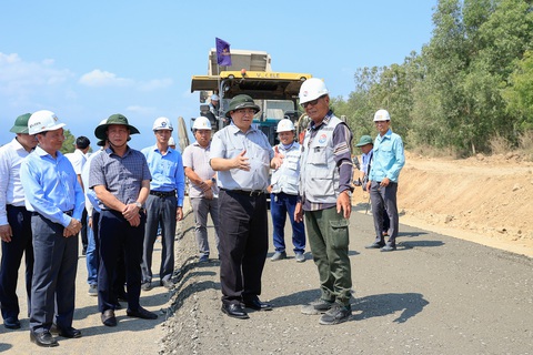 Sát lễ, Thủ tướng đi kiểm tra hiện trường, đốc thúc nhiều dự án cao tốc trọng điểm- Ảnh 8. Các nhà thầu đã huy động 42/42 mũi thi công, 1.020 thiết bị và 1.877 nhân lực đồng loạt trên toàn bộ tuyến đường - Ảnh: VGP