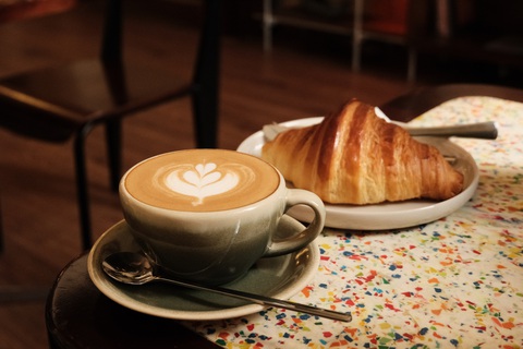 Cà phê cappuccino và bánh croissant tại một quán cà phê ở quận 1, TP.HCM - Ảnh: ĐAN LINH Cà phê cappuccino và bánh croissant tại một quán cà phê ở quận 1, TP.HCM - Ảnh: ĐAN LINH
