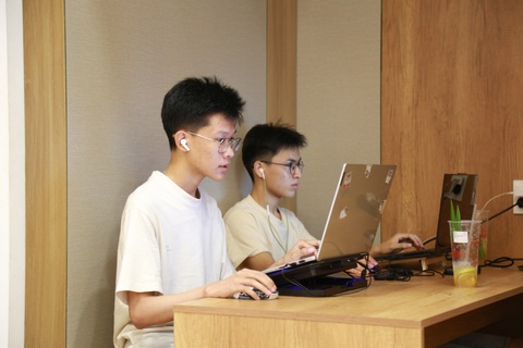 Không đi chơi, bạn trẻ Đà Nẵng cắm chốt ở quán cà phê 'chạy deadline' 5 ngày lễ- Ảnh 3. Nguyễn Gia Bảo (bên trái) tập trung làm đồ án cùng bạn mình tại một quán cà phê trên đường Ngô Thì Nhậm, Đà Nẵng - Ảnh: ĐOÀN NHẠN