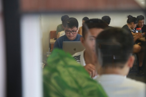 Không đi chơi, bạn trẻ Đà Nẵng cắm chốt ở quán cà phê 'chạy deadline' 5 ngày lễ- Ảnh 4. Nắng nóng, nhiều người chọn ngồi quán cà phê và chỉ ra đường khi trời tối - Ảnh: ĐOÀN NHẠN