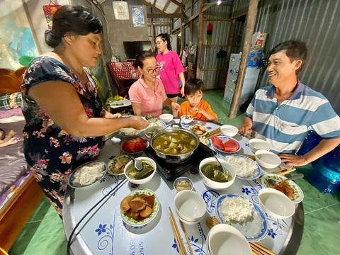 Lẩu, bò sốt vang, nem cua bể… rộn ràng trên mạng dịp lễ 30-4- Ảnh 1. Ngại nấu nướng, không ít gia đình đặt hàng trên mạng những món ăn