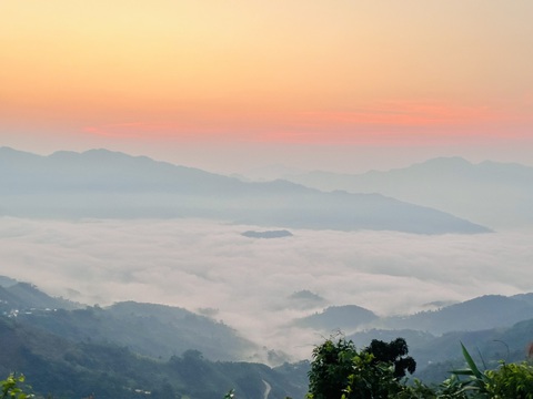 Điểm trường Tắk Pổ đẹp lung linh qua mắt nhóm bạn du lịch kết hợp thiện nguyện- Ảnh 2. Dưới chân nóc Tắk Pổ là mây trắng bao phủ - Ảnh: NGUYỄN BÌNH NAM