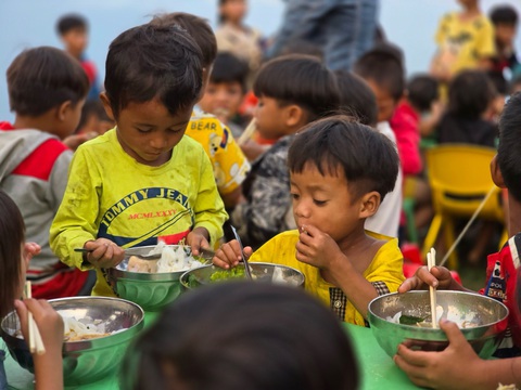 Điểm trường Tắk Pổ đẹp lung linh qua mắt nhóm bạn du lịch kết hợp thiện nguyện- Ảnh 6. Trẻ nhỏ ở Tắk Pổ được thưởng thức bữa ăn do nhóm bạn trẻ từ Đà Nẵng lên nấu - Ảnh: NGUYỄN BÌNH NAM