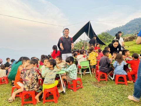Điểm trường Tắk Pổ đẹp lung linh qua mắt nhóm bạn du lịch kết hợp thiện nguyện- Ảnh 7. Anh Nguyễn Bình Nam giữa