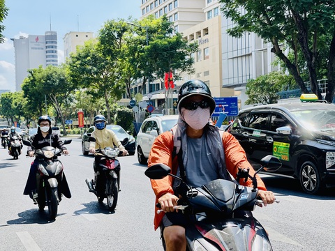 Nam Bộ sắp có mưa, TP.HCM vẫn còn nóng hầm hập- Ảnh 1. Do độ ẩm không khí cao kết hợp nắng nóng nên thời tiết TP.HCm nóng hầm hập từ sáng sớm - Ảnh: LÊ PHAN