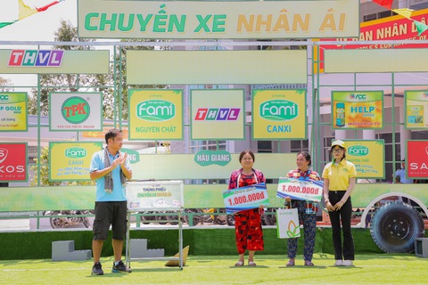 Hành trình lan toả ‘muôn điều nhân ái, trăm phần yêu thương’- Ảnh 1. Trong mỗi hành trình của Chuyến xe Nhân Ái luôn có sự đồng hành của nhãn hàng.