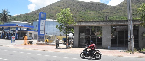 Quyền sử dụng đất của ông Phạm Văn Mùi tại phường Nhơn Phú, TP Quy Nhơn, bị ảnh hưởng nghiêm trọng cả chục năm do nằm trong quy hoạch hành lang bảo vệ kho xăng dầu Phú Hòa của Petrolimex - Ảnh: DUY THANH Quyền sử dụng đất của ông Phạm Văn Mùi tại phường Nhơn Phú, TP Quy Nhơn, bị ảnh hưởng nghiêm trọng cả chục năm do nằm trong quy hoạch hành lang bảo vệ kho xăng dầu Phú Hòa của Petrolimex - Ảnh: DUY THANH