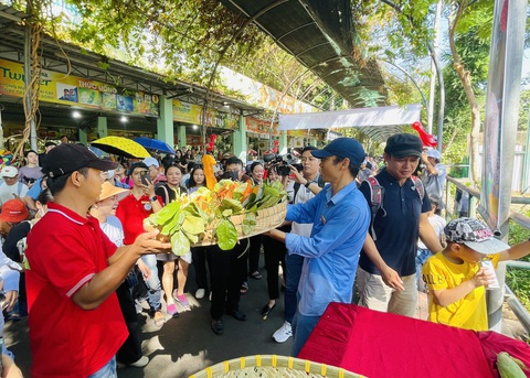 Hươu cao cổ Thảo Em ở Thảo cầm viên được mừng 'đầy năm'- Ảnh 1. Bánh sinh nhật rau củ dành cho hươu cao cổ Thảo Em ở Thảo cầm viên Sài Gòn - Ảnh: LÊ PHAN