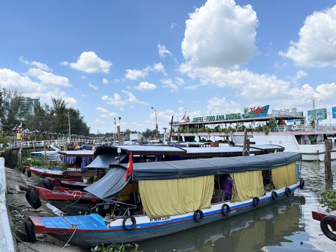 Nhiều điểm du lịch ở Cần Thơ mất khách do nắng nóng- Ảnh 3. Nhiều tàu chở du khách đi chợ nổi Cái Răng cũng dùng màn che khi nắng nóng nhiệt độ cao - Ảnh: LAN NGỌC