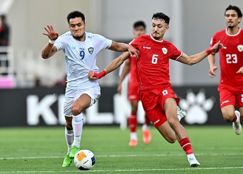 Thua Uzbekistan, U23 Indonesia chưa thể có vé dự Olympic- Ảnh 1. U23 Indonesia (áo đỏ) để thua đáng tiếc trước U23 Uzbekistan - Ảnh: GETTY