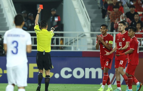 Thua Uzbekistan, U23 Indonesia chưa thể có vé dự Olympic- Ảnh 2. Thẻ đỏ của Rizky Ridho khiến U23 Indonesia đánh mất tinh thần thi đấu - Ảnh: GETTY