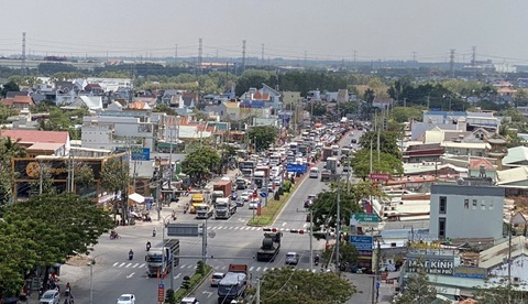 Vũng Tàu đông nghịt khách, phòng nghỉ, quán xá tăng giá- Ảnh 2. Dòng xe cộ trên quốc lộ 51 theo hướng về Vũng Tàu - Ảnh: Đ.H